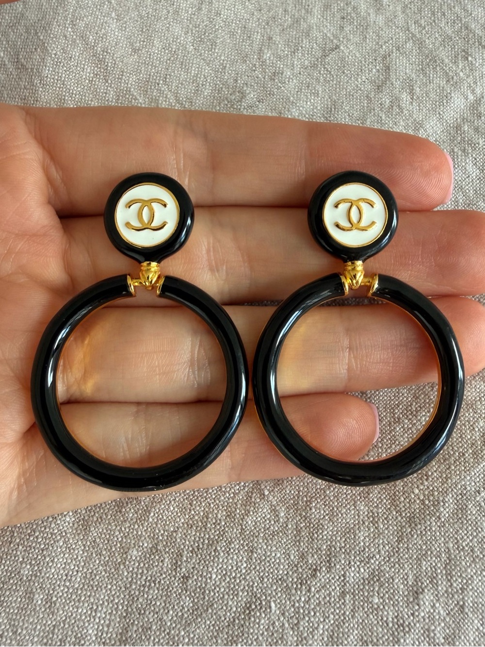 🖤CHANEL Black and White Hoop Earrings with Gold CC Emblem🖤 - Picture 7 of 11